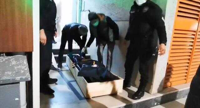 Kötü kokulardan şüphelenen komşular ihbar etti! Polis girdiği dairede yabancı uyruklu çiftin cesediyle karşılaştı Kötü kokulardan şüphelenen komşular ihbar etti! Polis girdiği dairede yabancı uyruklu çiftin cesediyle karşılaştı