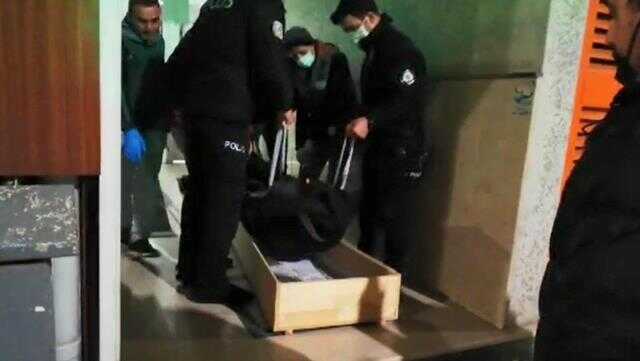 Kötü kokulardan şüphelenen komşular ihbar etti! Polis girdiği dairede yabancı uyruklu çiftin cesediyle karşılaştı Kötü kokulardan şüphelenen komşular ihbar etti! Polis girdiği dairede yabancı uyruklu çiftin cesediyle karşılaştı