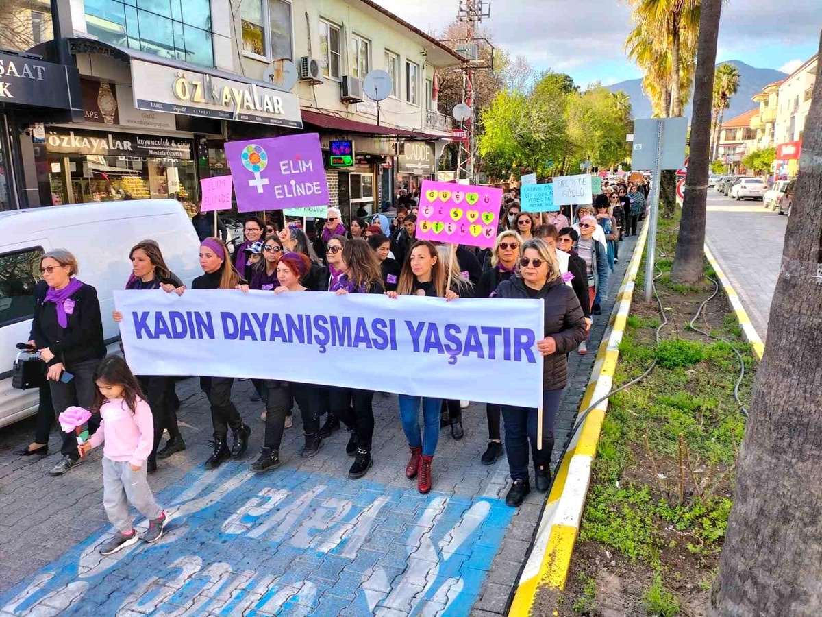 Köyceğiz\'de Kadınlar Günü\'nde dayanışma zinciri oluşturuldu