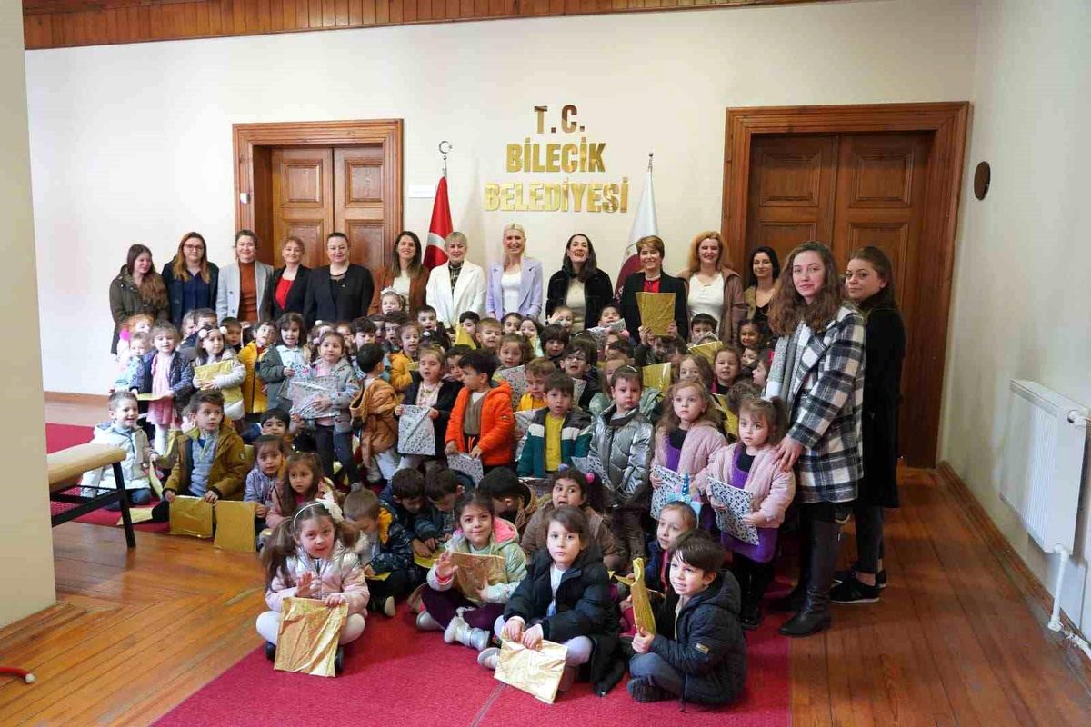 Kreş öğrencileri Başkan Subaşı\'nın 8 Mart Dünya Kadınlar Günü\'nü kutladı