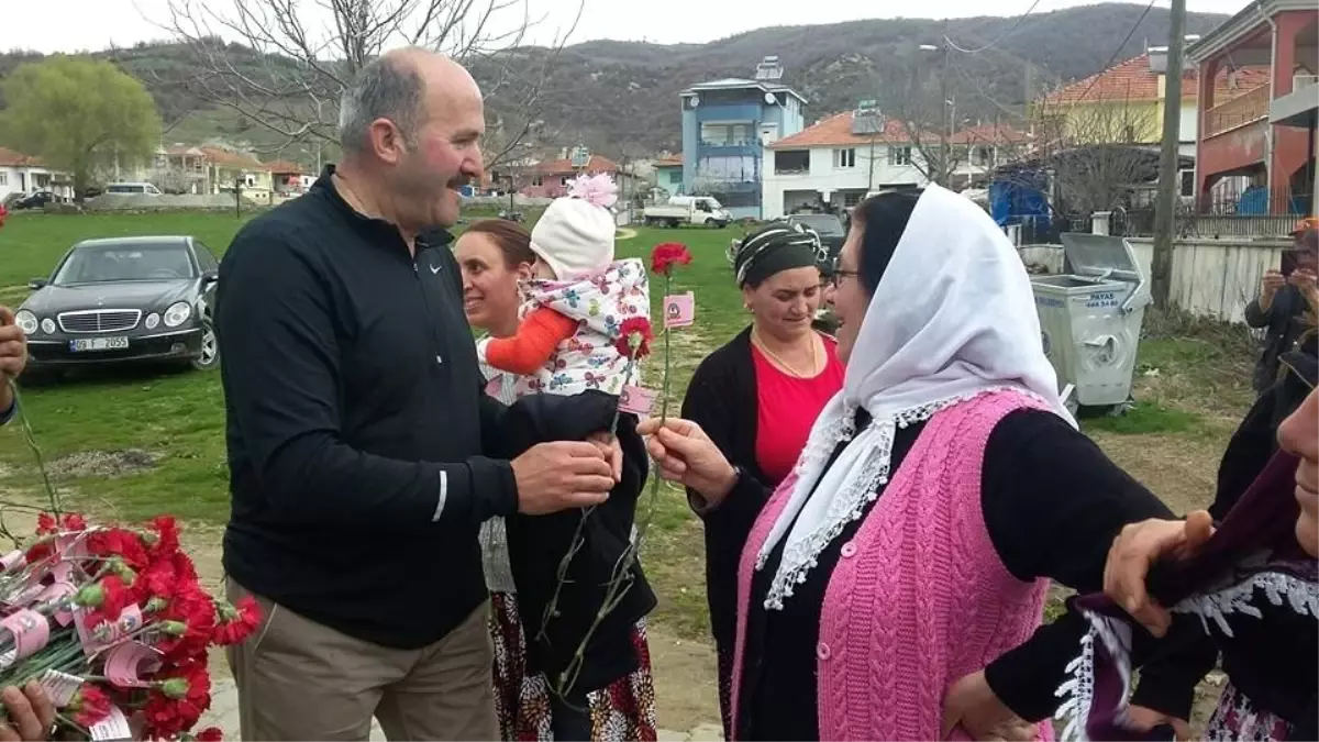 Kuyucak\'ta Dünya Kadınlar Günü karanfillerle kutlandı