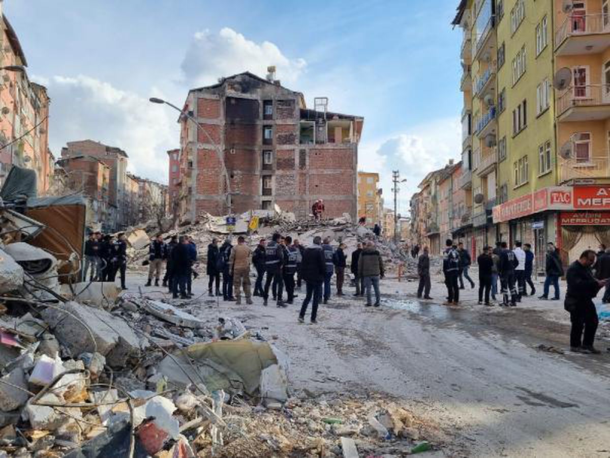 Malatya\'da ağır hasarlı 6 katlı bina çöktü (2)- Yeniden