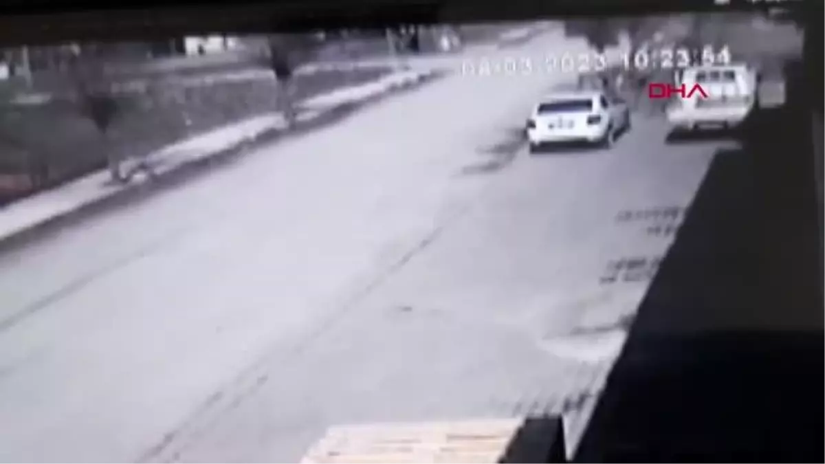 Motosiklet ile hafriyat kamyonu çarpıştı : 2 yaralı