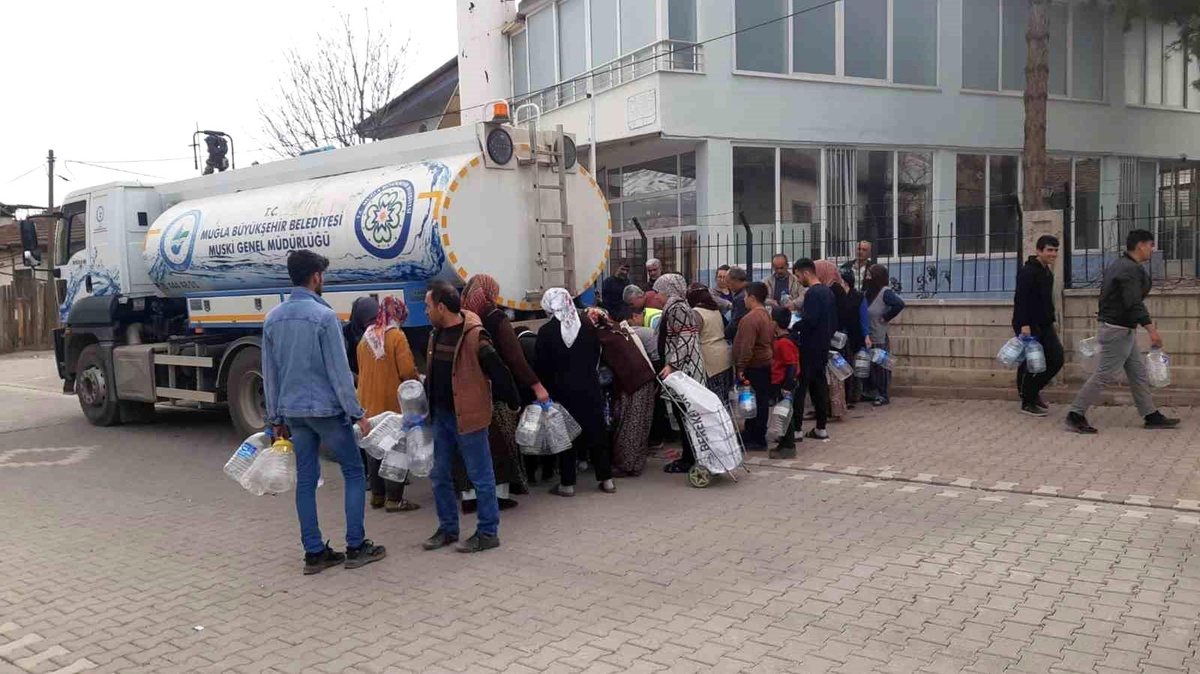 Muğla Büyükşehir Ekipleri, Çadır Kentlerin Su İhtiyaçlarını Karşılıyor