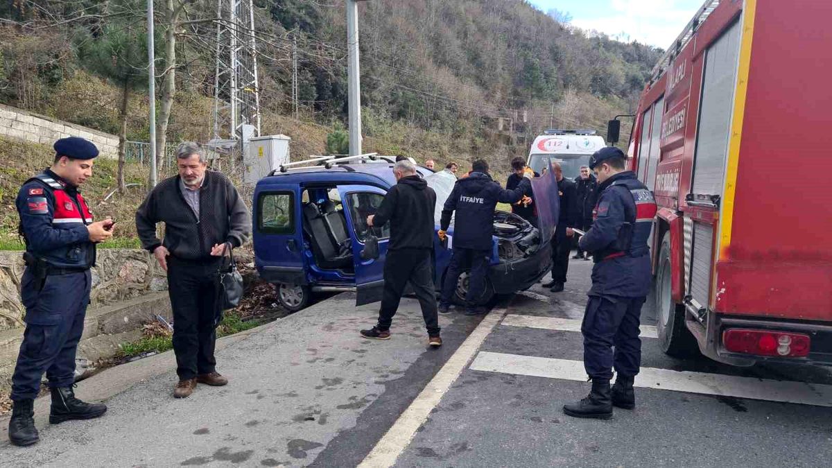 Otomobilde sıkışan yaralıları kurtarmak için zamanla yarıştılar