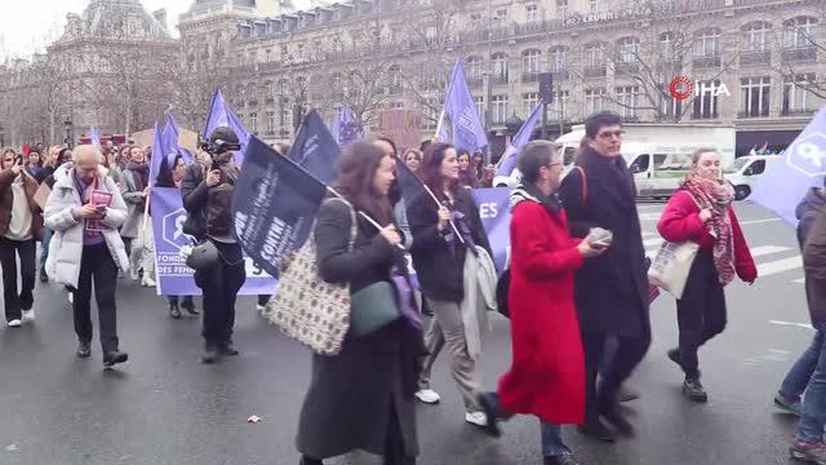 Paris'te binlerce kişi Dünya Kadınlar Günü'nde cinsiyet ayrımcılığını protesto etti