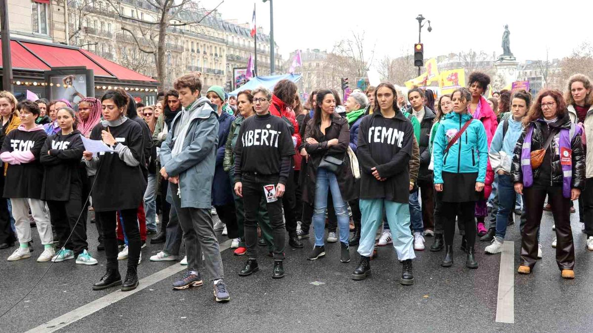 Paris\'te binlerce kişi Dünya Kadınlar Günü\'nde cinsiyet ayrımcılığını protesto etti