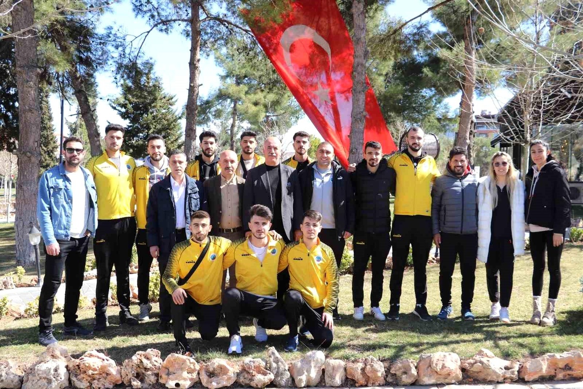 Siirt Belediyesi sporcuları Voleybol 1. Lig Play-Off maçlarına katılmak üzere Çorum\'a uğurlandı
