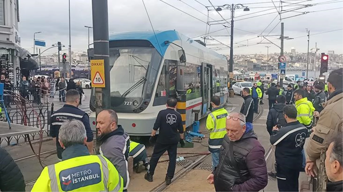 Sirkeci\'de tramvay raydan çıkarak elektrik direğine çarptı