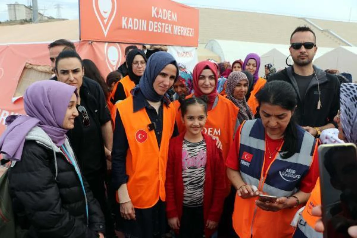 Sümeyye Erdoğan, çadır kentte kalan depremzedeleri ziyaret etti