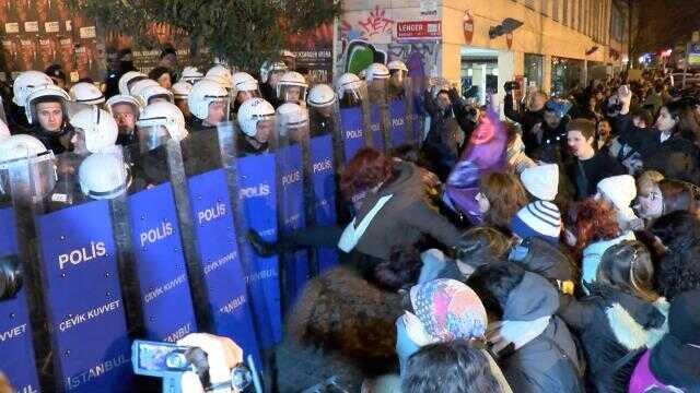 Taksim'e yürümek isteyen kadınlara polis biber gazı ile müdahale etti
