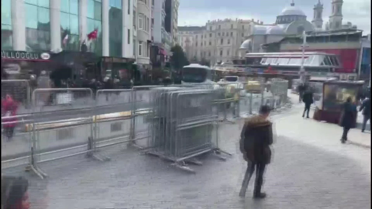 Taksim Meydanı\'nın Çevresi Polis Bariyerleriyle Kapatılmaya Başlandı