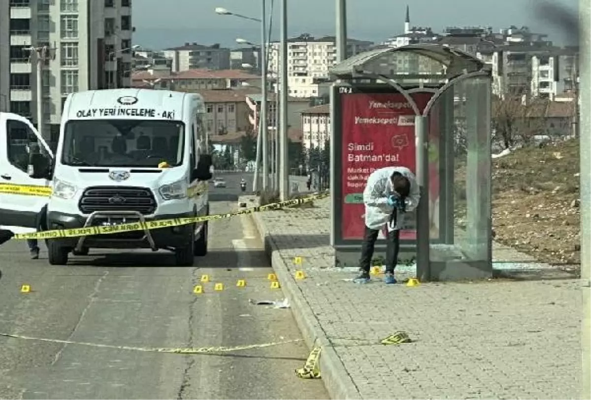 TUBA, DURAKTA BEKLERKEN BOŞANMA AŞAMASINDAKİ EŞİ TARAFINDAN ÖLDÜRÜLDÜ