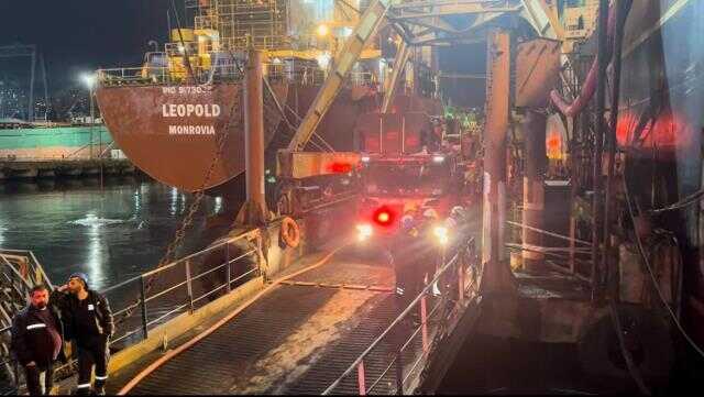 Tuzla'da 120 metre uzunluğundaki balıkçı gemisinde yangın! Ekipler alevlere müdahale ediyor