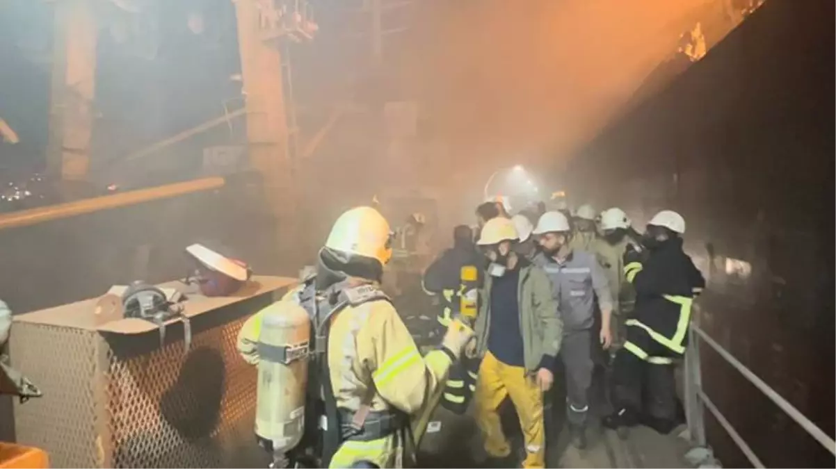 Tuzla\'da 120 metre uzunluğundaki balıkçı gemisinde yangın! Ekipler alevlere müdahale ediyor