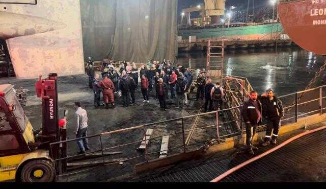 Tuzla'da 120 metre uzunluğundaki balıkçı gemisinde yangın! Ekipler alevlere müdahale ediyor