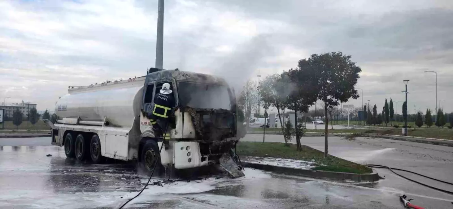 Yalova\'da madeni yağ yüklü tankerde korkutan yangın