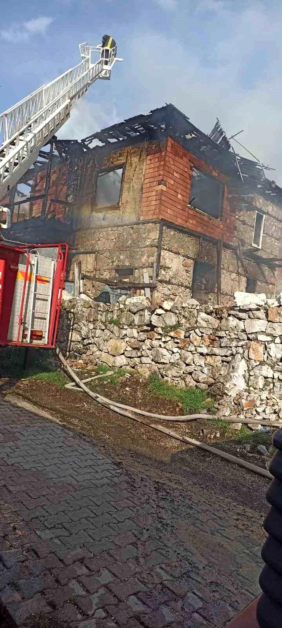 2 katlı ev çıkan yangında kullanılamaz hale geldi