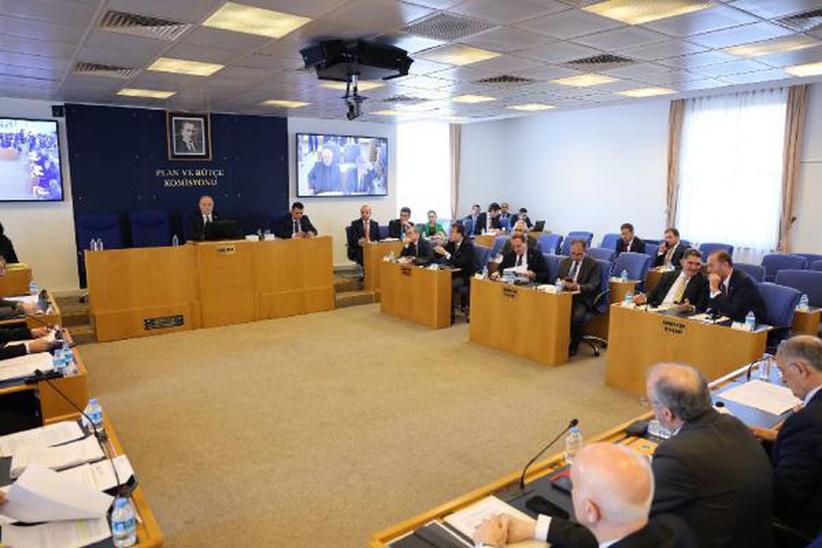 Afet Yeniden İmar Fonu kurulmasını öngören kanun teklifi, TBMM Plan ve Bütçe Komisyonunda kabul edildi.
