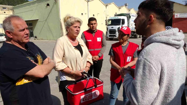 Depremzedelere yardım getiren Alman televizyon yıldızı Silvia Wollny, gözyaşlarına hakim olamadı Depremzedelere yardım getiren Alman televizyon yıldızı Silvia Wollny, gözyaşlarına hakim olamadı