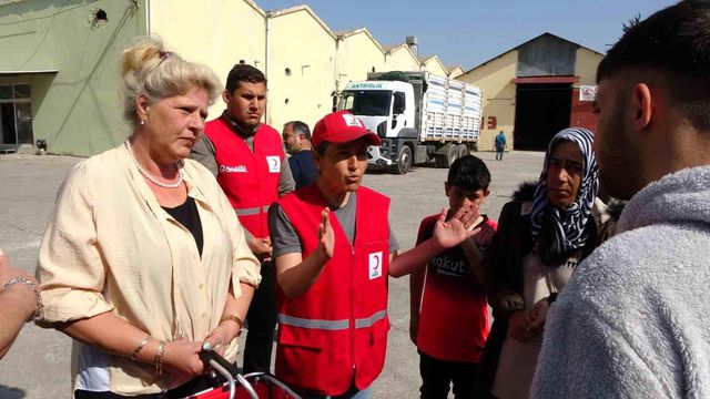 Depremzedelere yardım getiren Alman televizyon yıldızı Silvia Wollny, gözyaşlarına hakim olamadı Depremzedelere yardım getiren Alman televizyon yıldızı Silvia Wollny, gözyaşlarına hakim olamadı