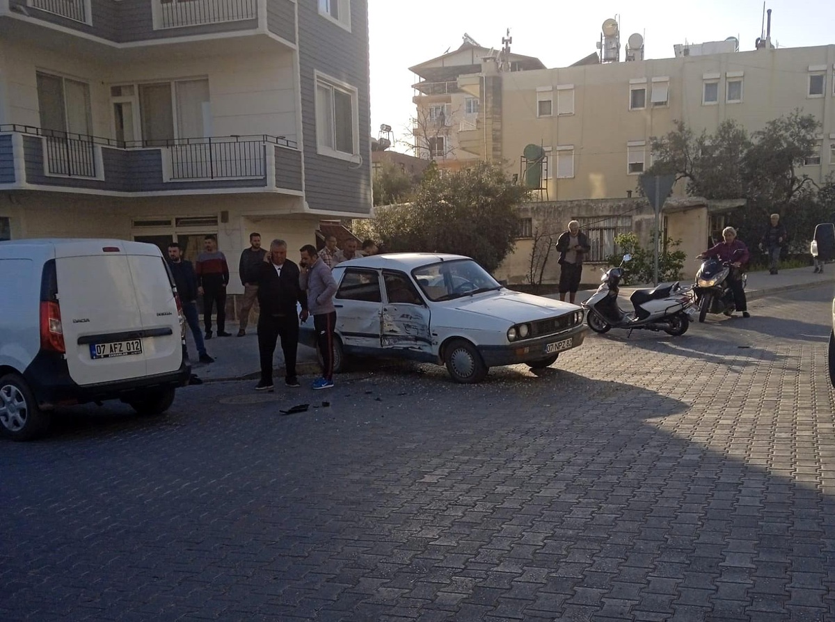 Antalya\'da hafif ticari araç ile otomobil çarpıştı: 3 yaralı