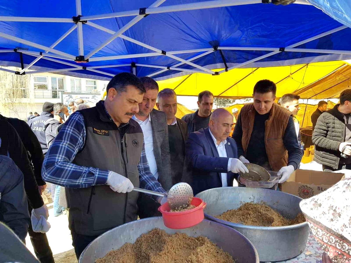 Bayat Belediyesi\'nden depremzedelere dolma ikramı