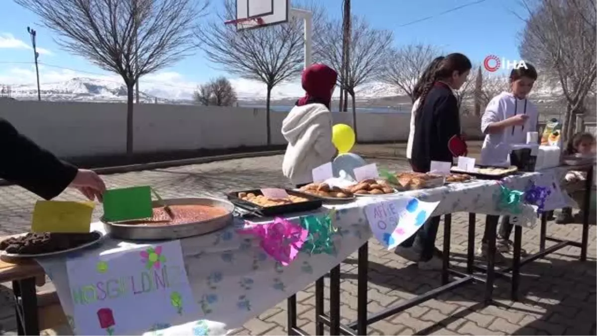 Bitlis\'te öğrenciler ve öğretmenler tarafından depremzede aileler için hayır panayırı düzenlendi