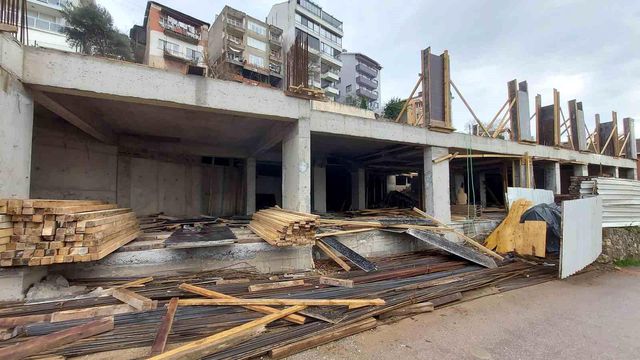 Bu kadarına da pes, binanın kirişlerini toprakla doldurdular
