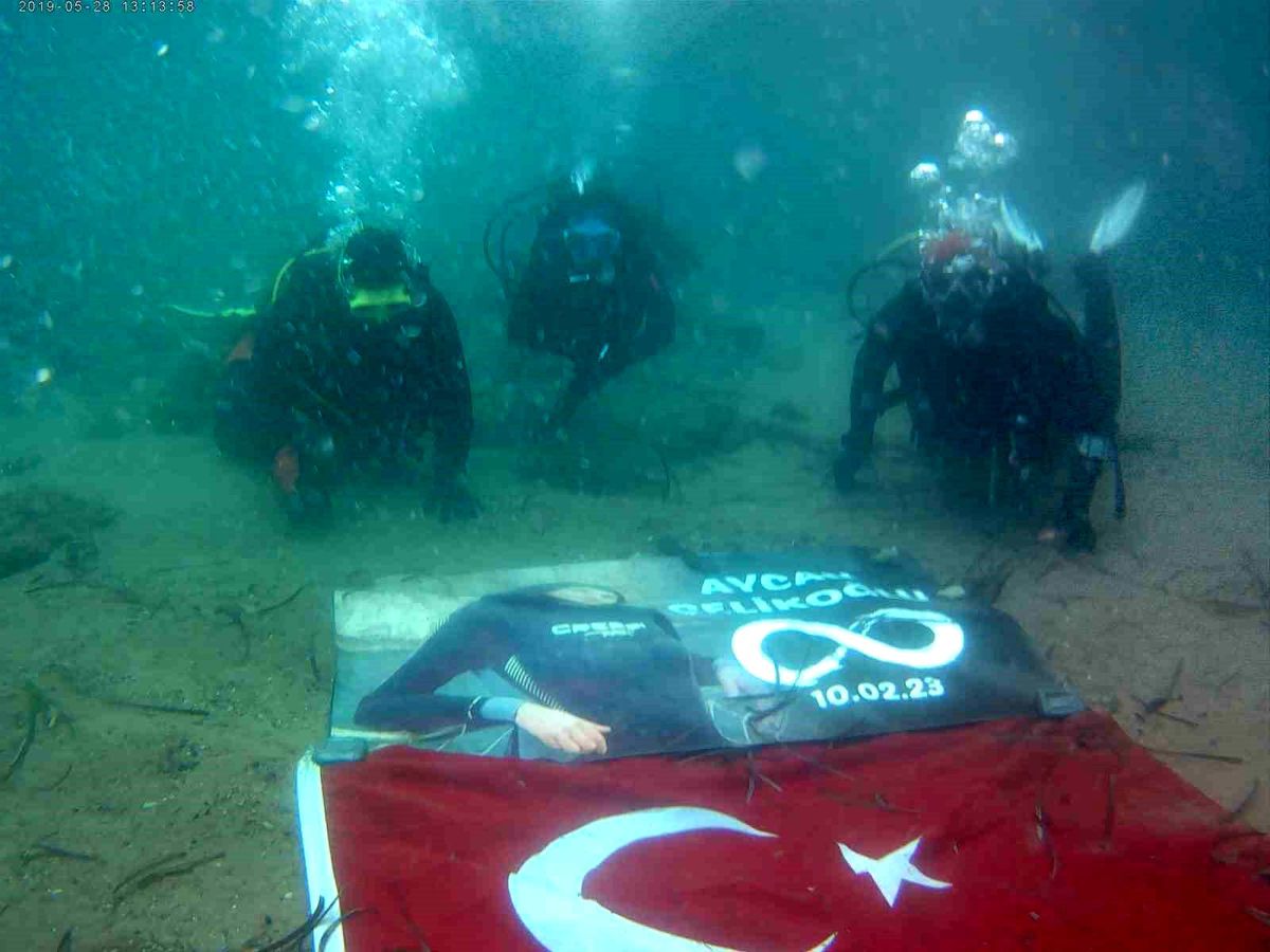 Depremde kaybettikleri arkadaşlarını Kadınlar Günü'nde su altına dalarak andılar