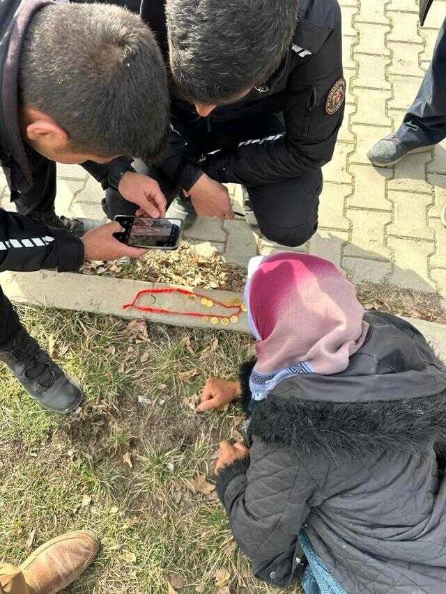 Enkazda altınları bulundu, sevinçle koşarken bayıldı Enkazda altınları bulundu, sevinçle koşarken bayıldı