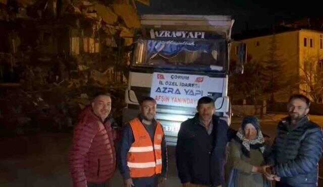 Enkazda altınları bulundu, sevinçle koşarken bayıldı Enkazda altınları bulundu, sevinçle koşarken bayıldı