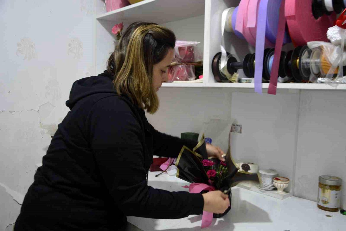 Evi yıkılan, işyeri hasar alan Yasemin, kadınlar gününde işyerini açtı