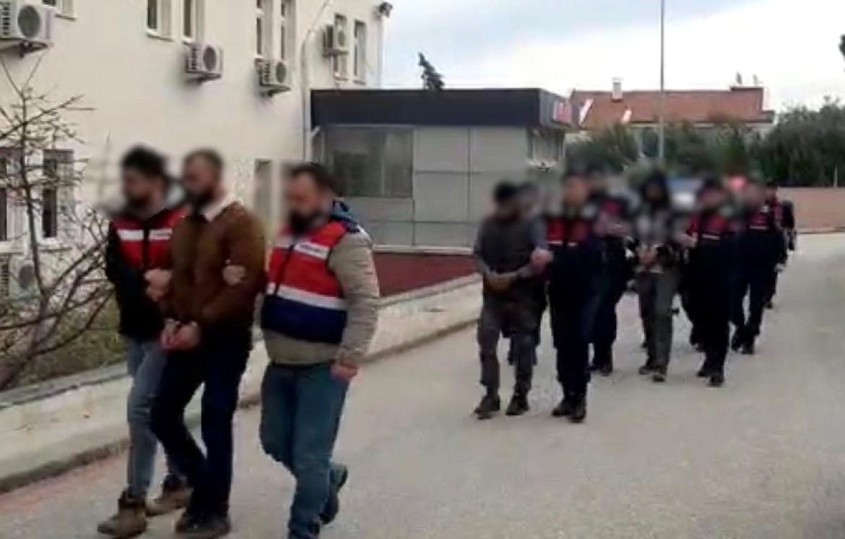 Evlerinde yakalanan hırsızlık şebekesi tutuklandı