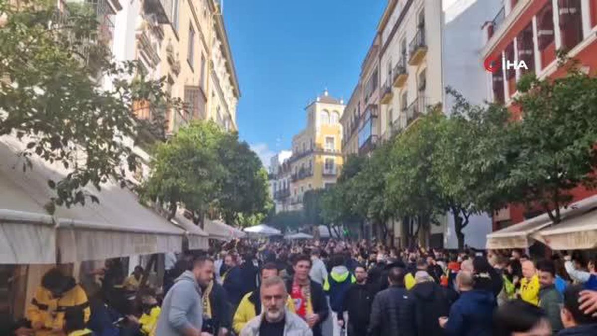 Fenerbahçeli taraftarlar, Sevilla'da maç saatini beklemeye başladı