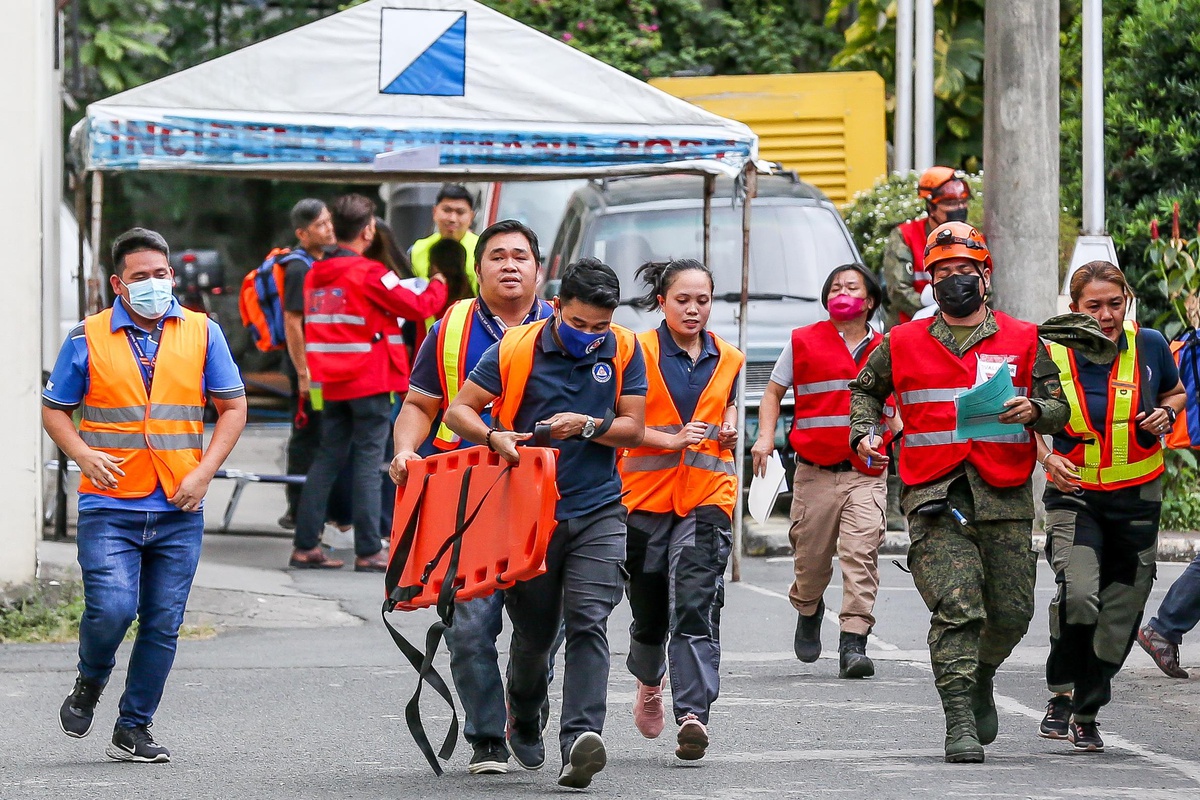Filipinler\'de Ulusal Deprem Tatbikatı Düzenlendi