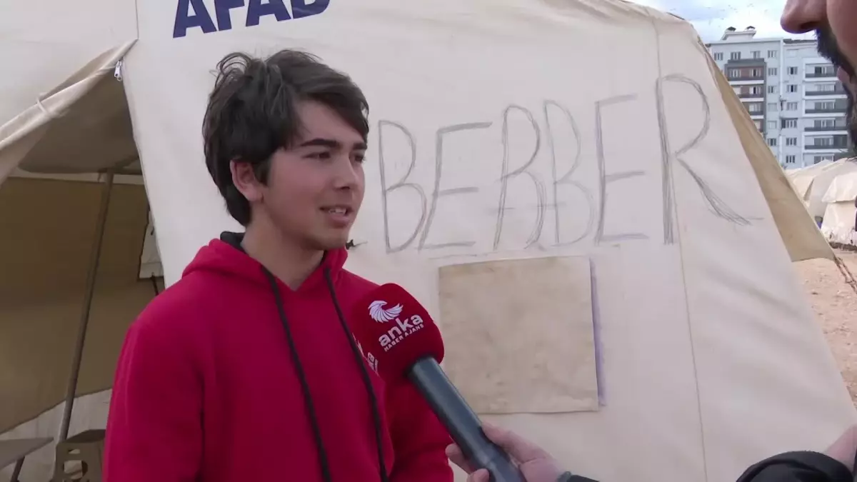 Gaziantepli Berber Çırağı, Depremzedeleri Ücretsiz Tıraş Ediyor: "Usta Değiliz Ama Kalfayım Diyebilirim Bu Saatten Sonra"