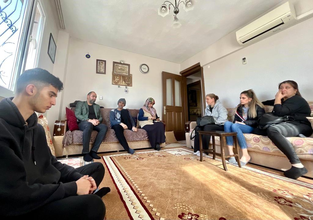 HAK-İŞ İzmir yönetimi depremzede aileleri ziyaret etti