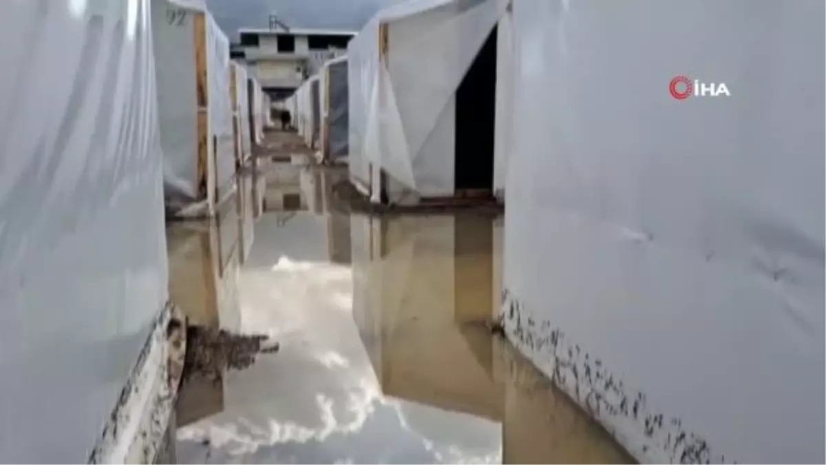 Hatay Payas\'ta yağmur, depremzedelere zor anlar yaşattı