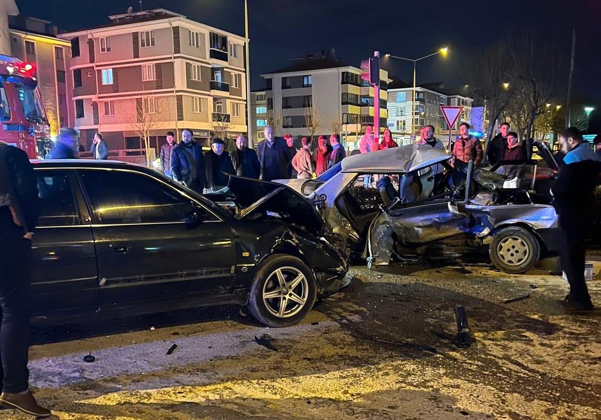 Hurdaya dönen Tofaş\'ın içindeki 4 kişi yaralandı, diğer aracın sürücüsü kaza yerinden kaçtı