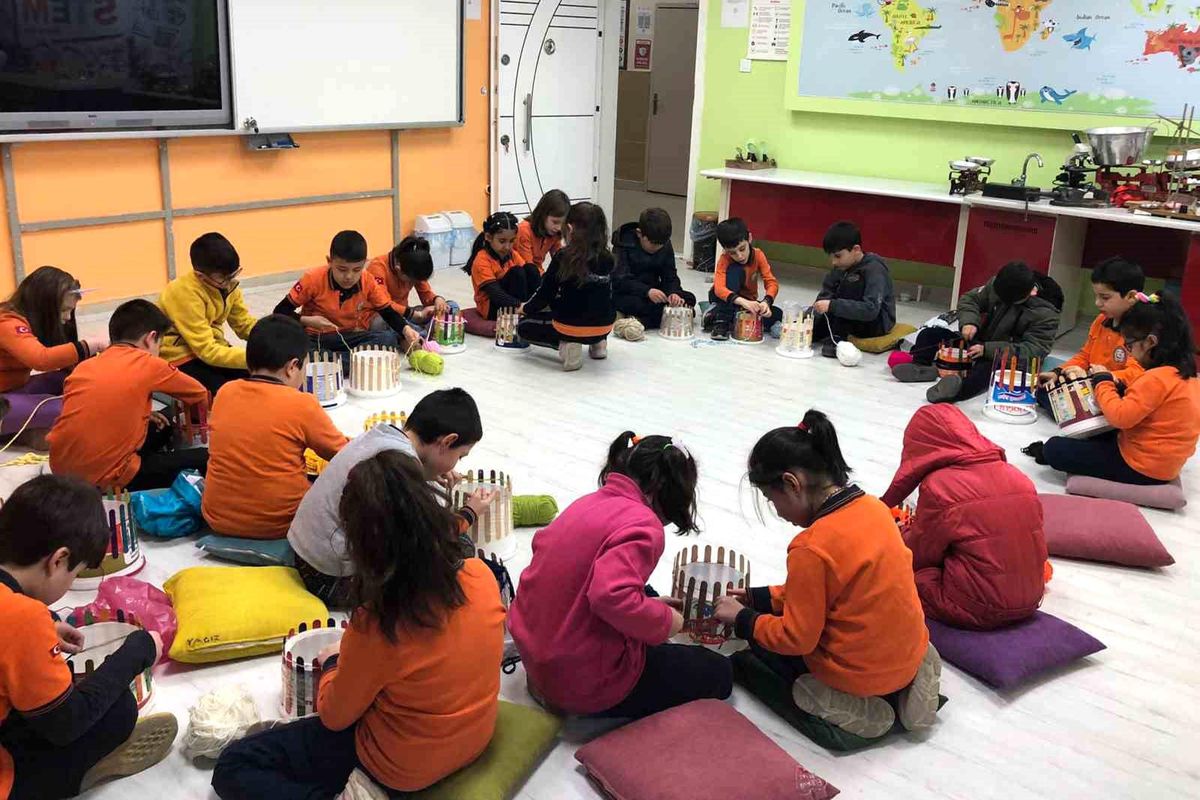 İlkokul öğrenciler depremzede çocuklar için ördükleri atkıları Karaman\'a gönderdi