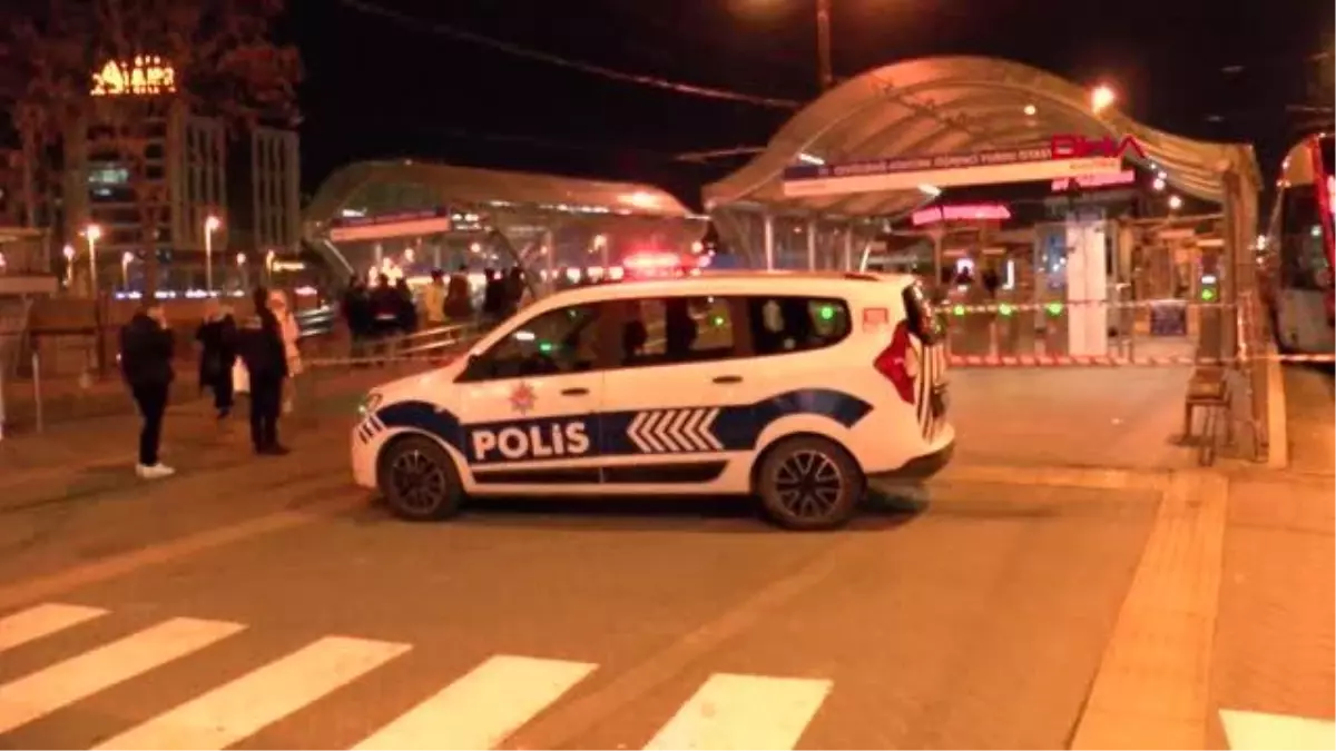 İSTANBUL-CEVİZLİBAĞ\'DA TRAMVAY RAYDAN ÇIKTI-1