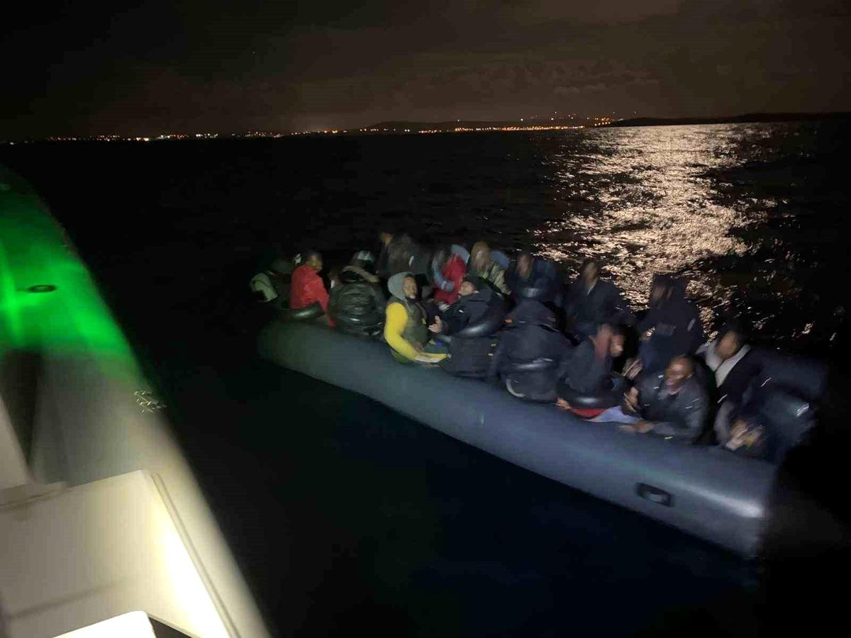 İzmir\'de 34 göçmen kurtarıldı