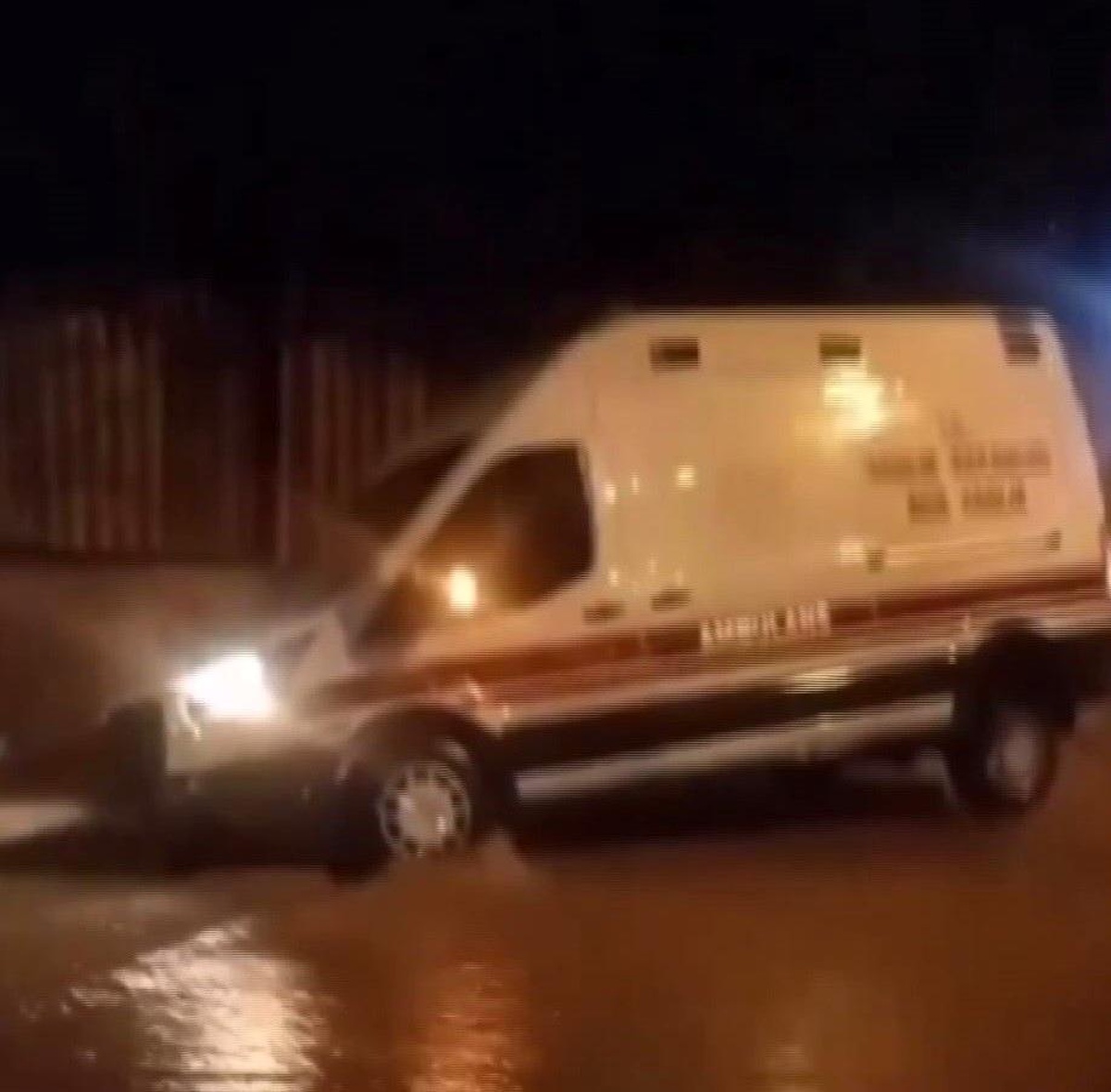 İzmir\'de yağmur hayatı felç etti: Araçlar oluşan çukurlara düştü