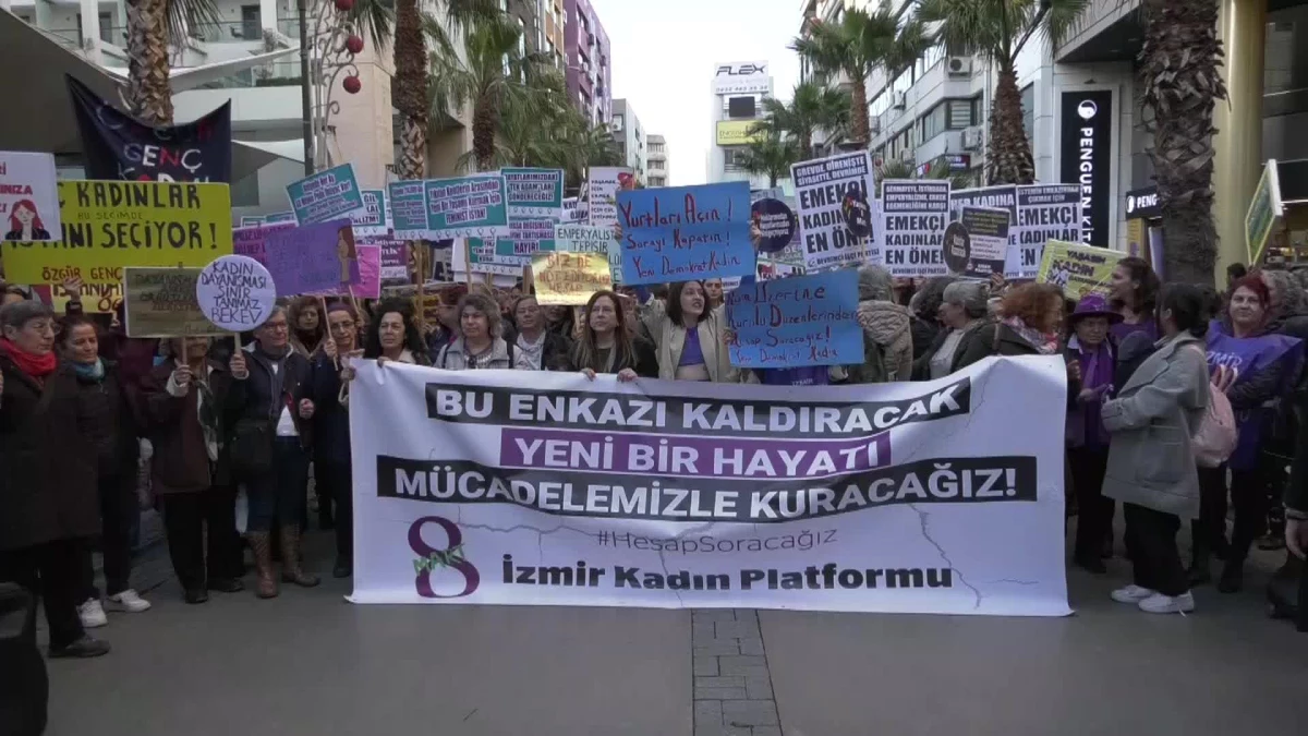 İzmir Kadın Plaformu 8 Mart Yürüyüşünde Depremzedelere Yardım Topladı
