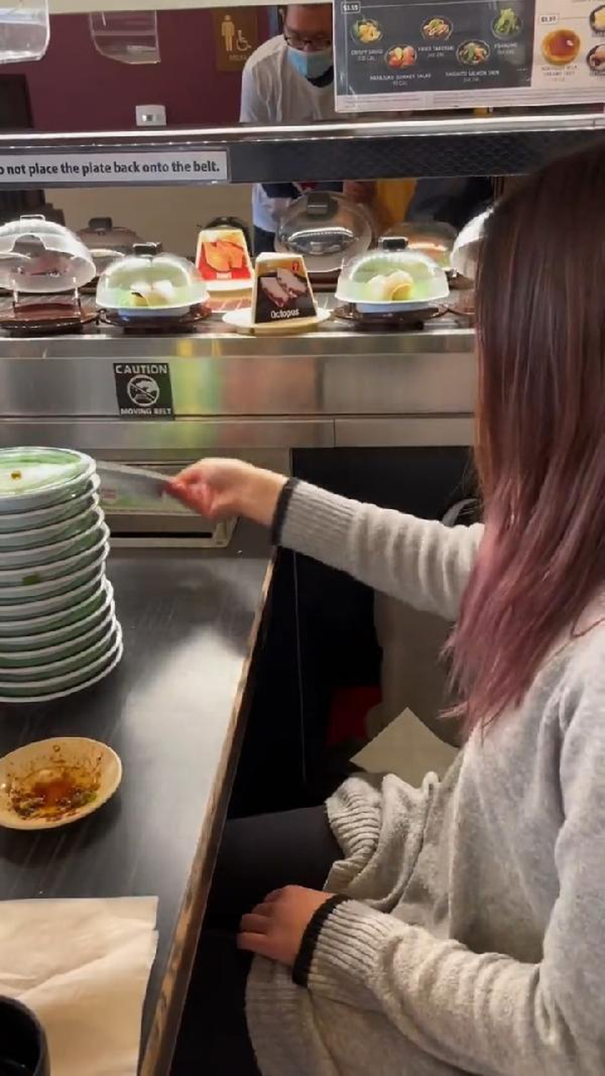 Japonya\'da giderek artan \'suşi şakaları\' nedeniyle polis 3 kişiyi gözaltına aldı