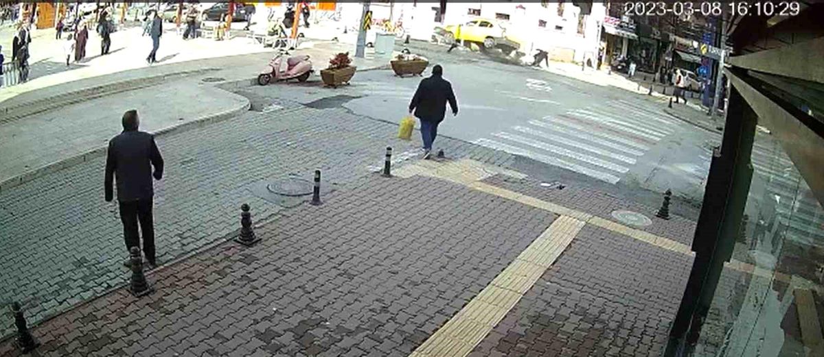 Taksici direksiyon başında kalp krizi geçirdi! Korku dolu anlar kamerada