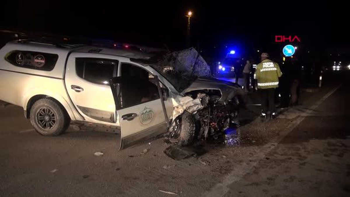 KARŞI ŞERİDE GEÇEN OTOMOBİL, KAMYONETLE ÇARPIŞTI 2 ÖLÜ, 4 YARALI