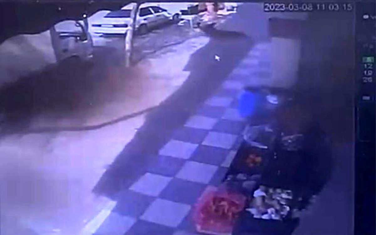 Kavga ettikleri şahsı 2 kattan aşağı attılar! Polisten önce vatandaşa yakalandılar