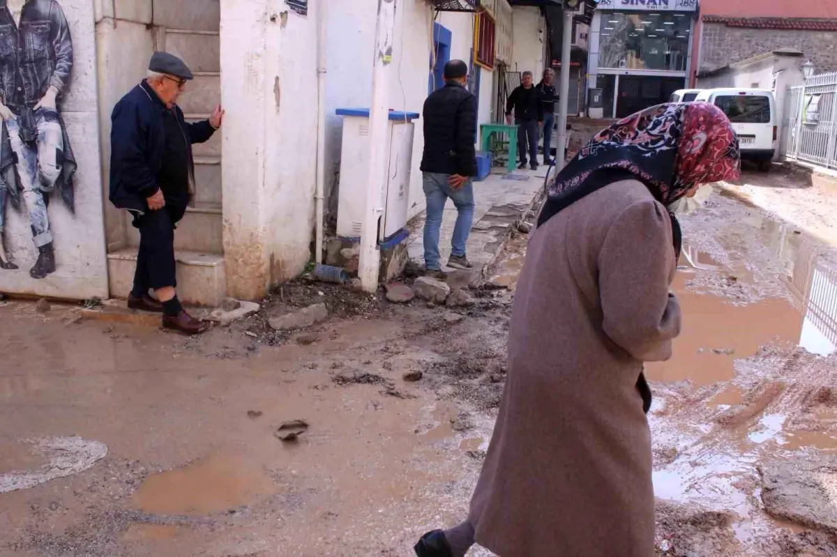 Kemeraltı esnafının bozuk yol çilesi: "Caddeyi afet bölgesi ilan ettik"